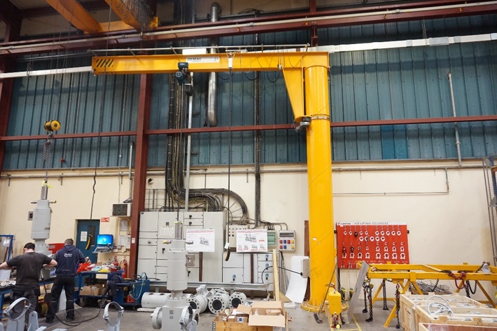 Jib Crane with Motorised Movement