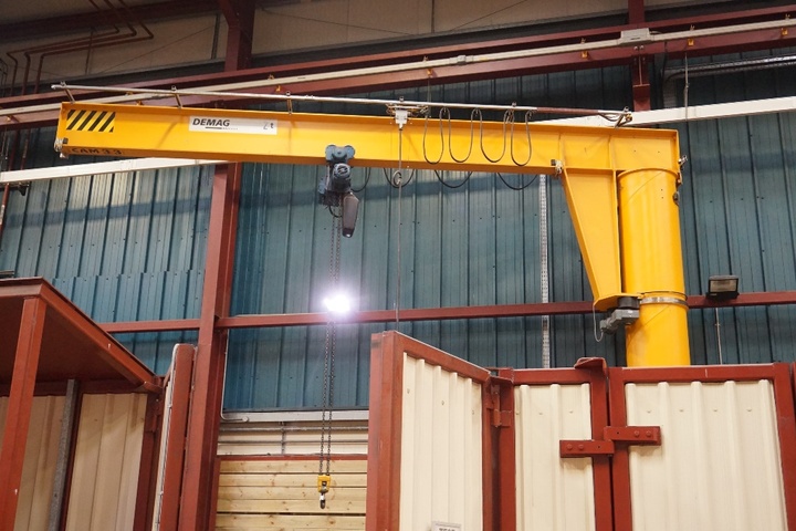 Jib Crane with Motorised Movement