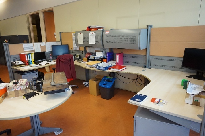 (1) x Desk with Over Hanging Cupboards