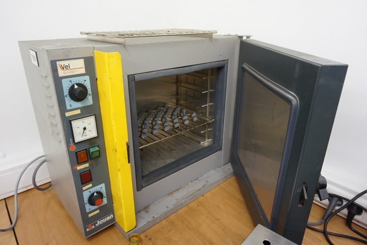 Oven (Up to 200 degrees Centigrade)