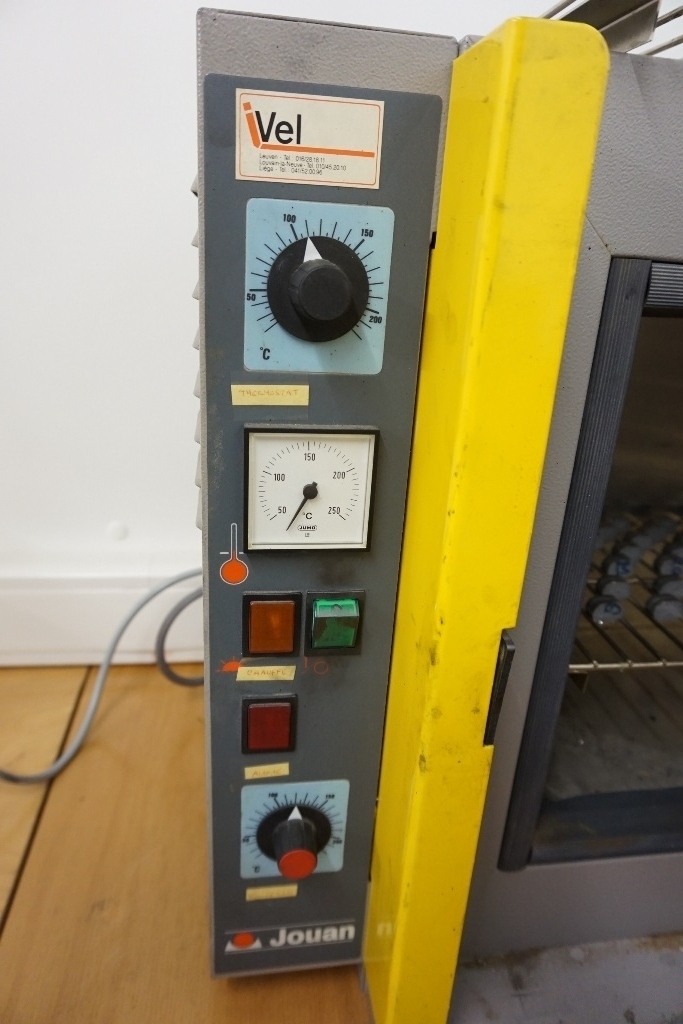 Oven (Up to 200 degrees Centigrade)