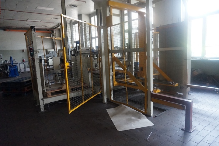 Combined take off conveyors delivering to LITA PPM-BR Palletising & Delivery system