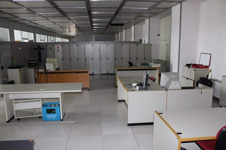 General Open-Plan Office with Partition Surround