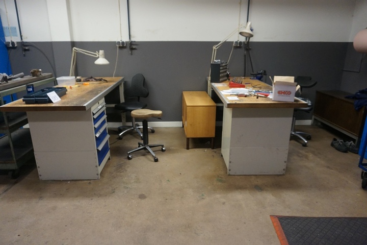 (2) x Gigant 5 Drawer Work Benches (1 with Vice) 2m x 800mm with Lights