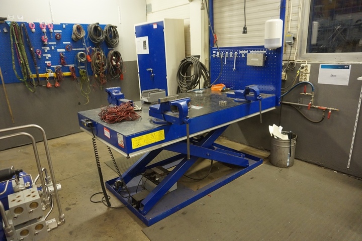 Hydraulic Table with Vices