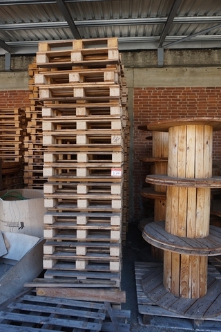 Large Qty of 800mm x 800mm Wooden Pallets
