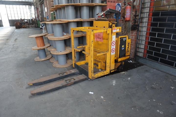 Pedestrian WR10-20 Ride on Truck