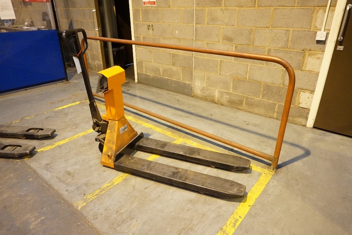 TUV 2000kg Capacity Manual Hydraulic Pallet Truck with Integral Digital Scale