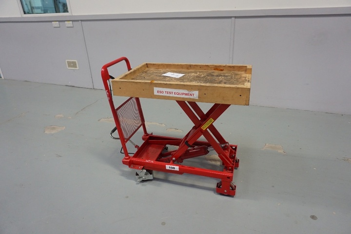 Clarke Strong Arm Hydraulic Tool Lift