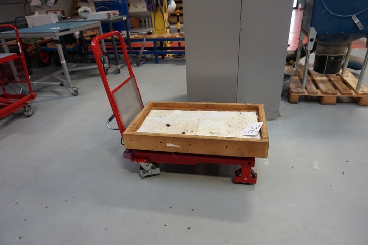 Clarke Strong Arm Hydraulic Tool Lift