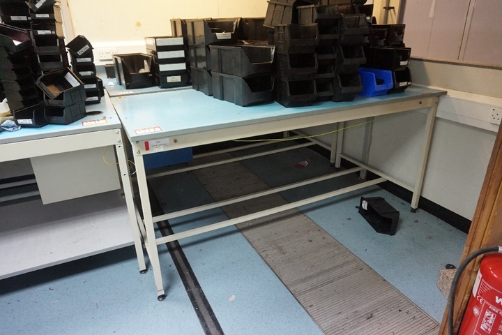 (4) Anti-static Work Benches