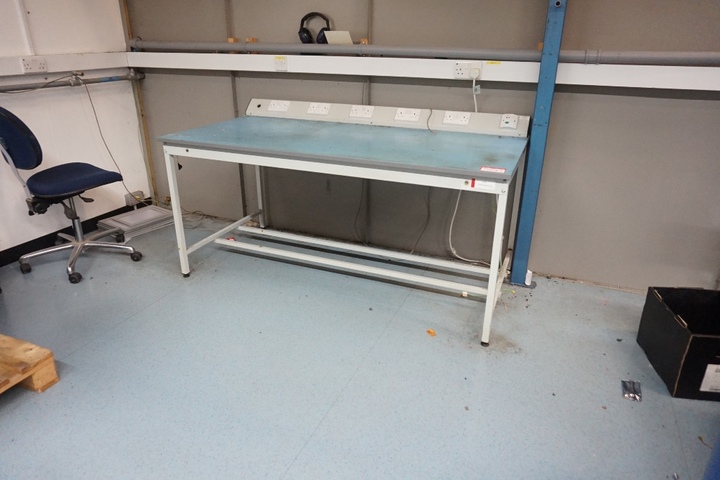 (4) Ant-static Work Benches