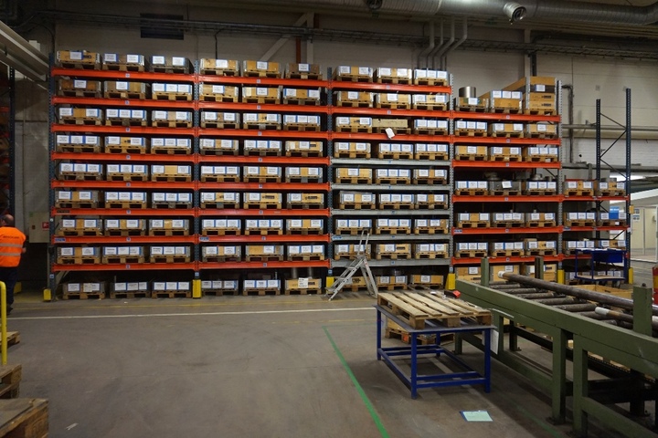 Racking 1.1m Wide x 5m High Approx. 9 Bays (Some with pull out trays)