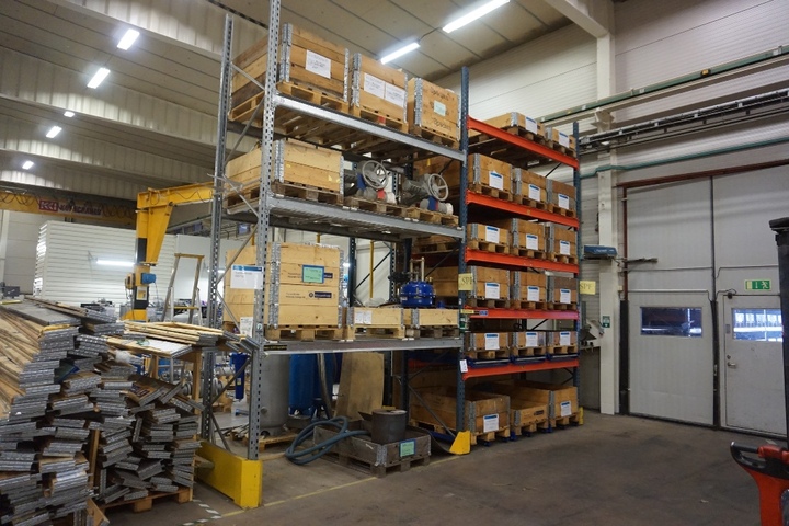 (6) Bays of Racking 5m x 1.1m Wide x 3.3m High Approx. Some with Pull Out Trays