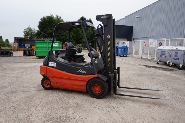 Linde E30 – 02 Battery Operated Fork Lift Truck