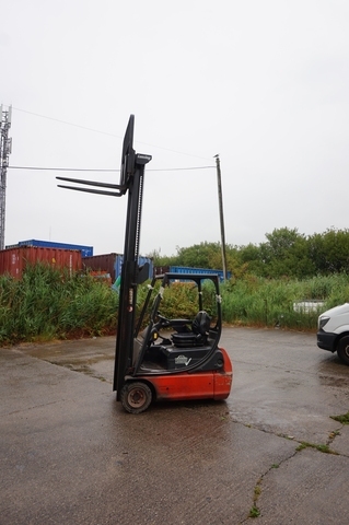 Linde Fork Battery Lift Truck with Charger