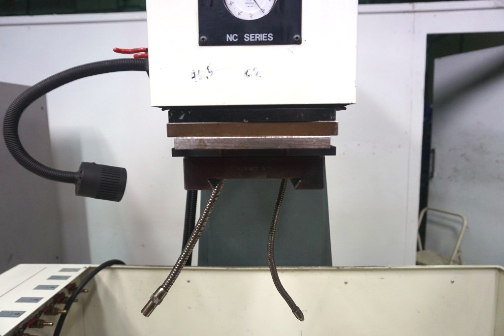 Baron-Max KE-550 ZNC Manual ZNC EDM Machine