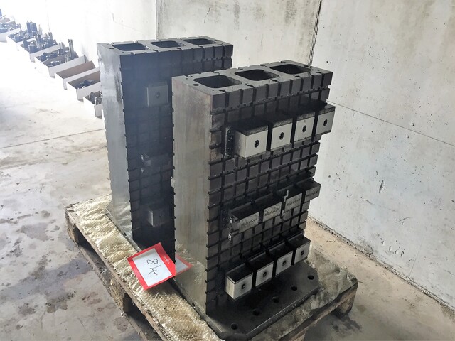 (2) x Microloc Cubes and Accessories