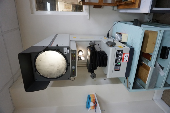 Mitutoyo PJ-3000 Profile Projector