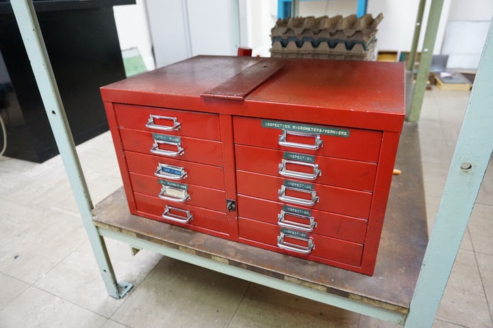 10 Drawer Cabinet with Thread Gauges