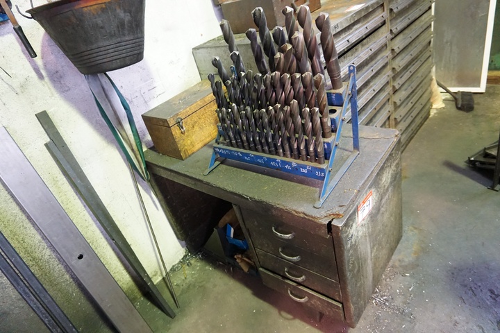 Bench with 4-Dawers including Drills & Eye Bolts