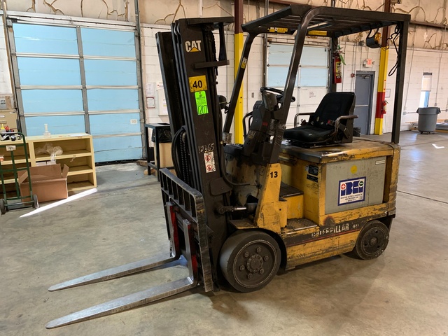 CATERPILAR 2EC20 4000 LB  Electric Forklift, s/n A2EC220234, w/ Industrial Battery Charger
