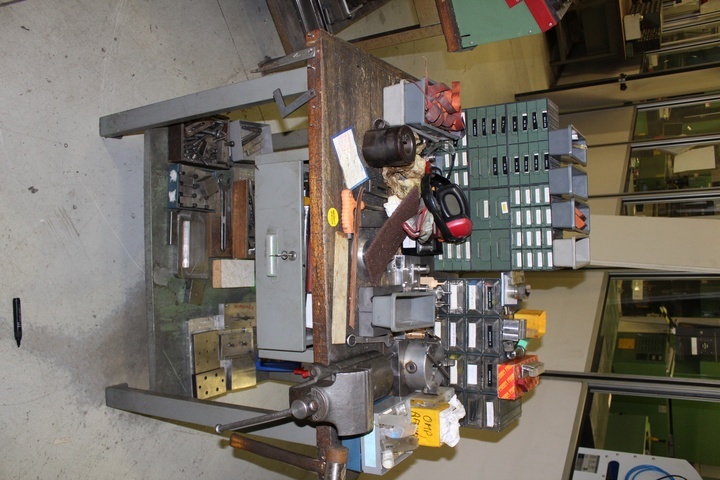 (5) Benches with Vice