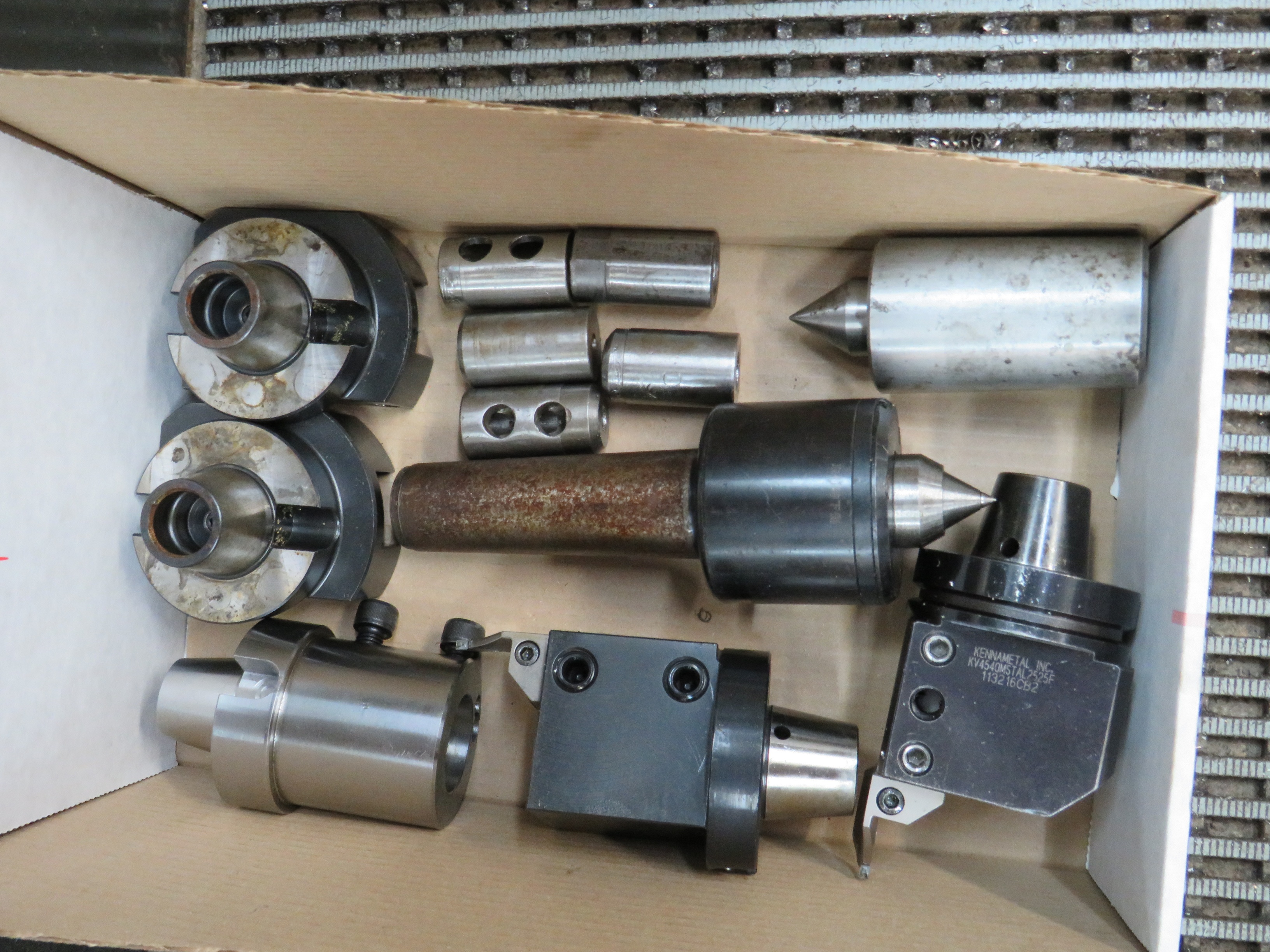 toshiページ Hitachi ZX 690, 870 and Liebherr R946 loading trucks - YouTube