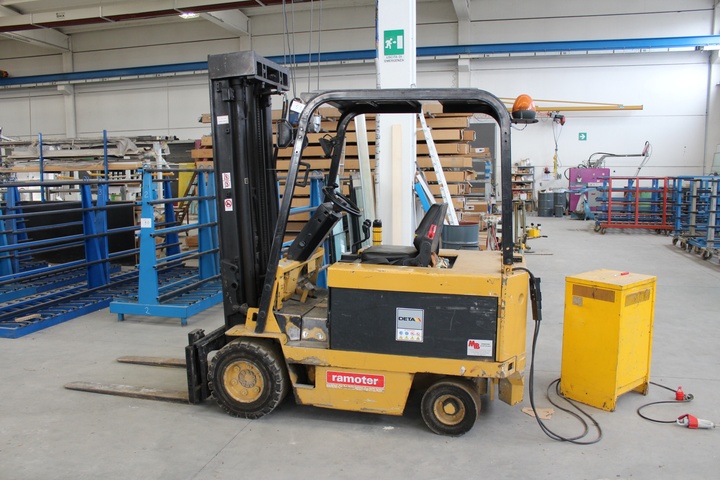 Daewoo Model B25S Triple Mast 2500kg Capacity Electric Forklift Truck