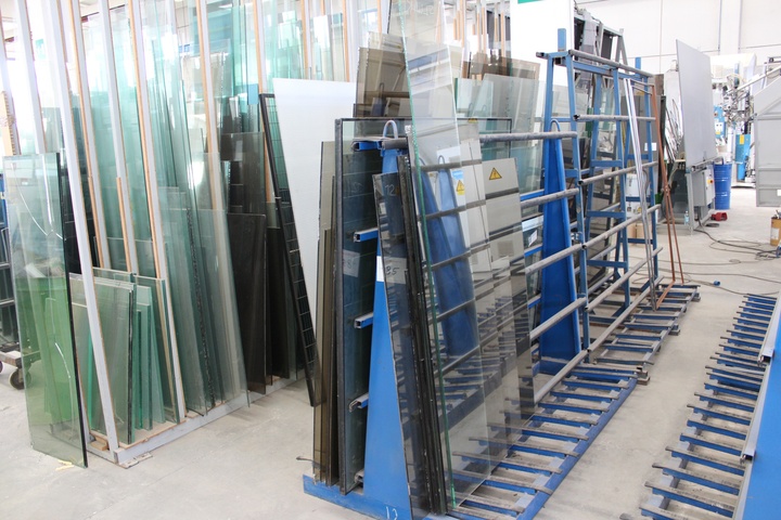 (4) x Double Sided Static Glass Storage Racks with Contents