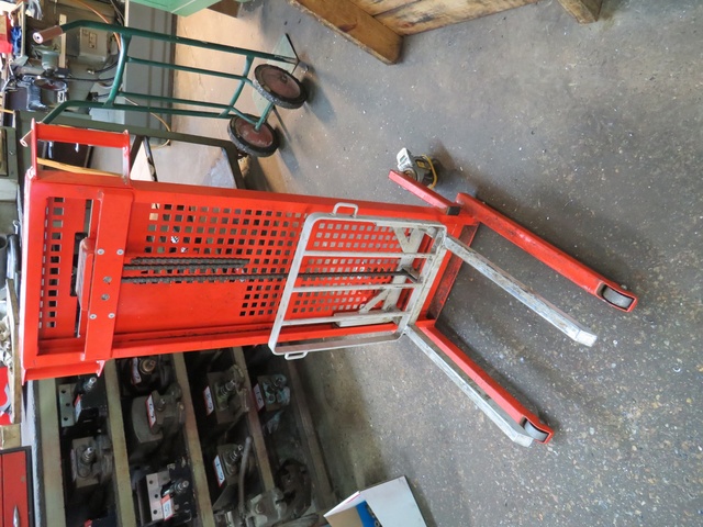 Model ELI25-90 Tool Lift