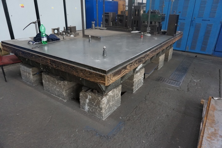 Heated Steel Table 2.5m x 4m Approx. and Accessories including Blocks and Rotators