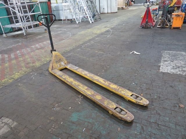 Pallet Truck Capacity 2000Kg, Fork Length 2M