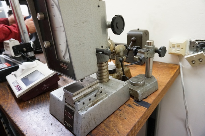 SIGMA Comparator & (2) Mitutoyo Gauge Stands