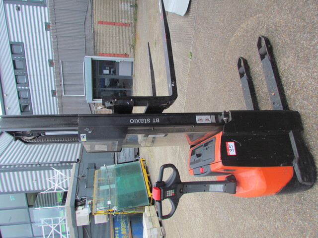 BT Staxio SWE120 Walk Behind Battery Operated High Reach Pallet Truck