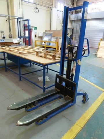 1000kg Manual Pedestrian Reach Stacker