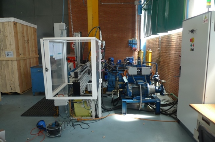 Hydraulic ram pressure test bench