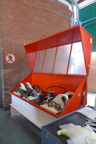 Hydraulic ram pulse testing machine