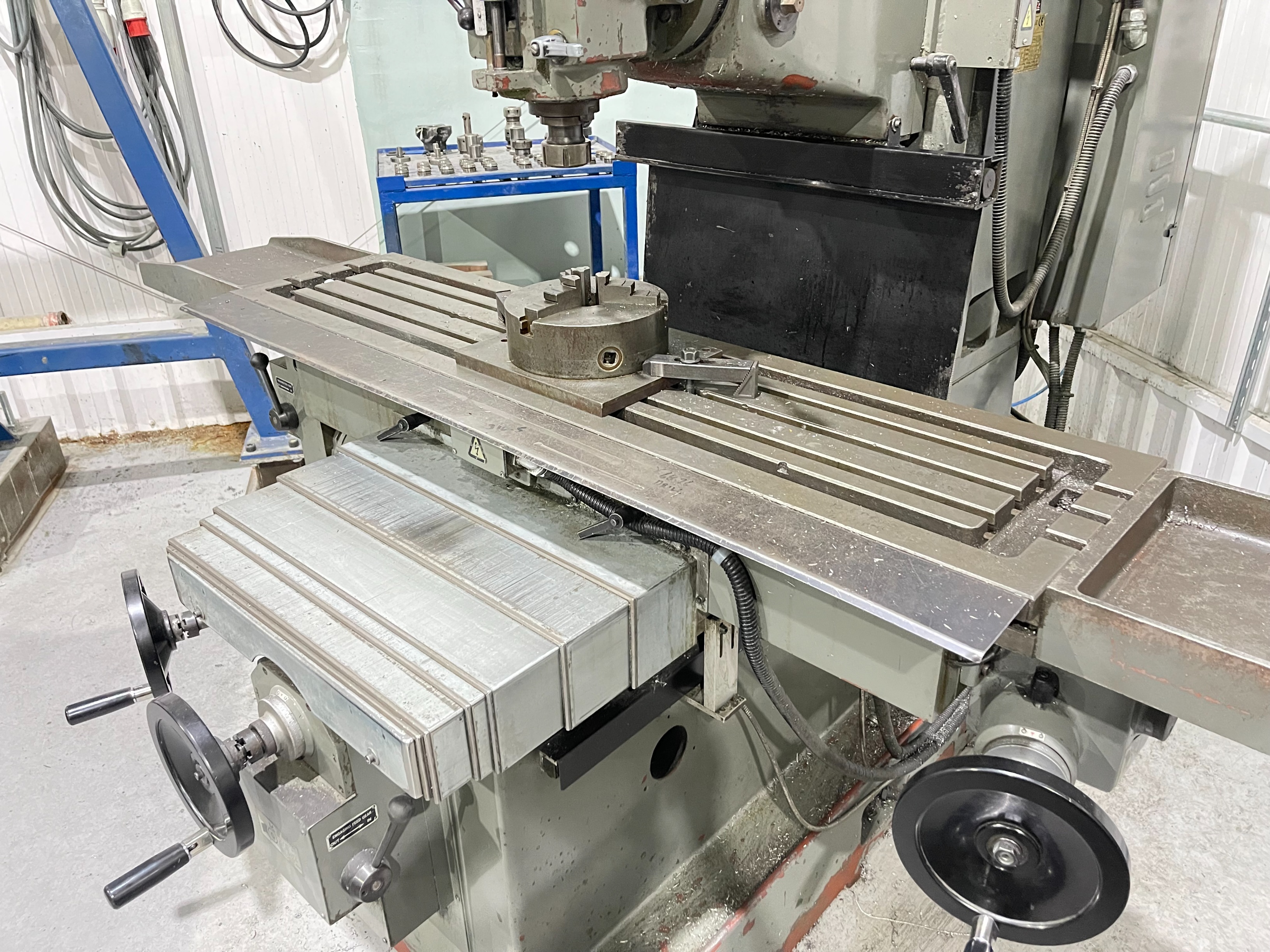 XYZ 4000 Turret Mill