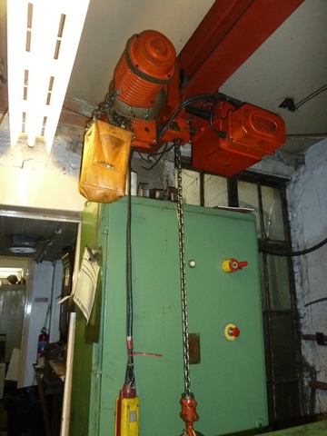 Black Bear 1-Ton Electric Hoist