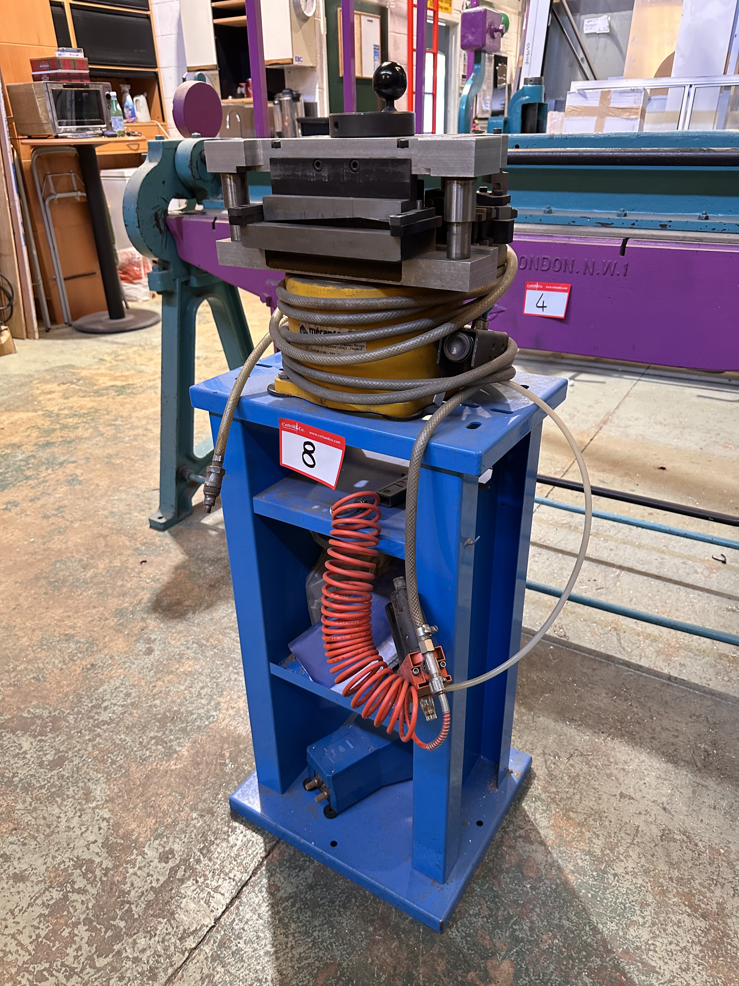 Reynaers Extrusion Clipping Press