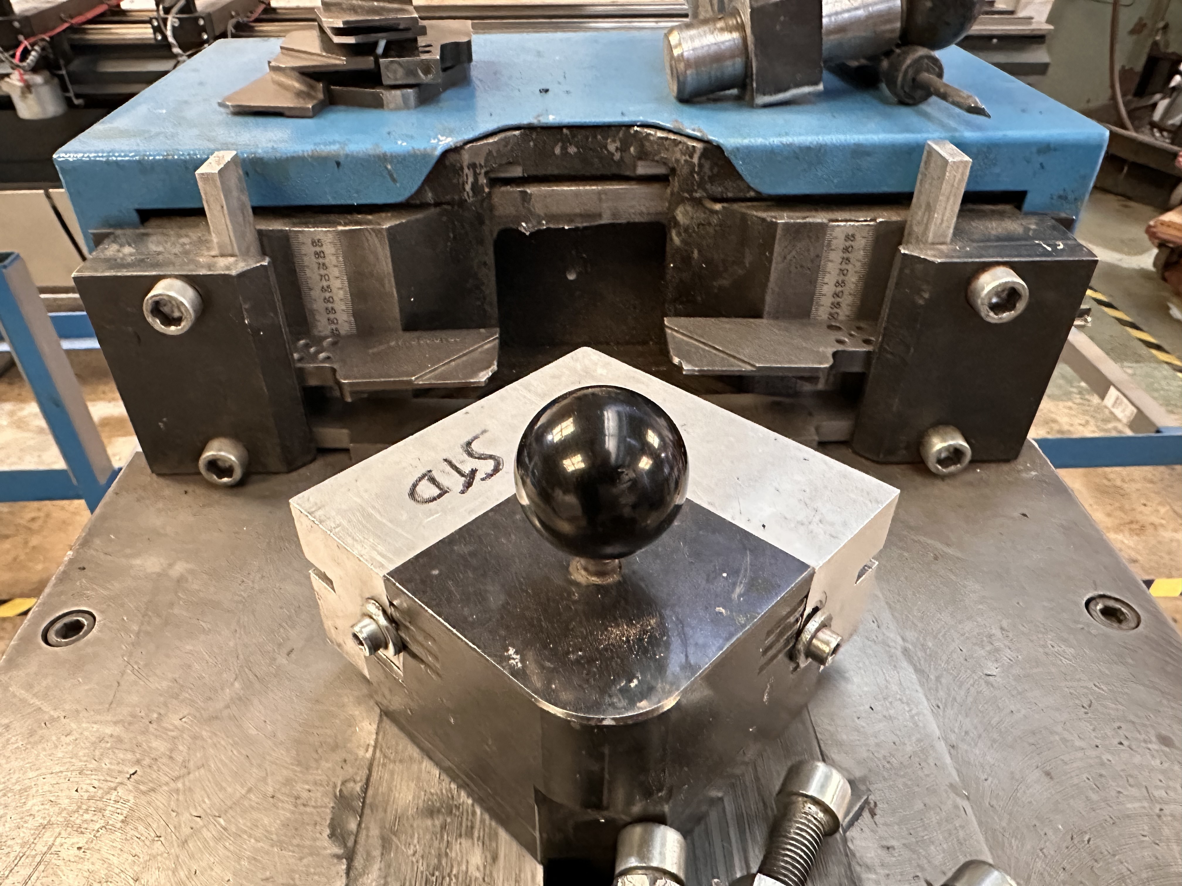 Aluro 95.30pn. 00 Aluminium Extrusion 90 deg Corner Crimper