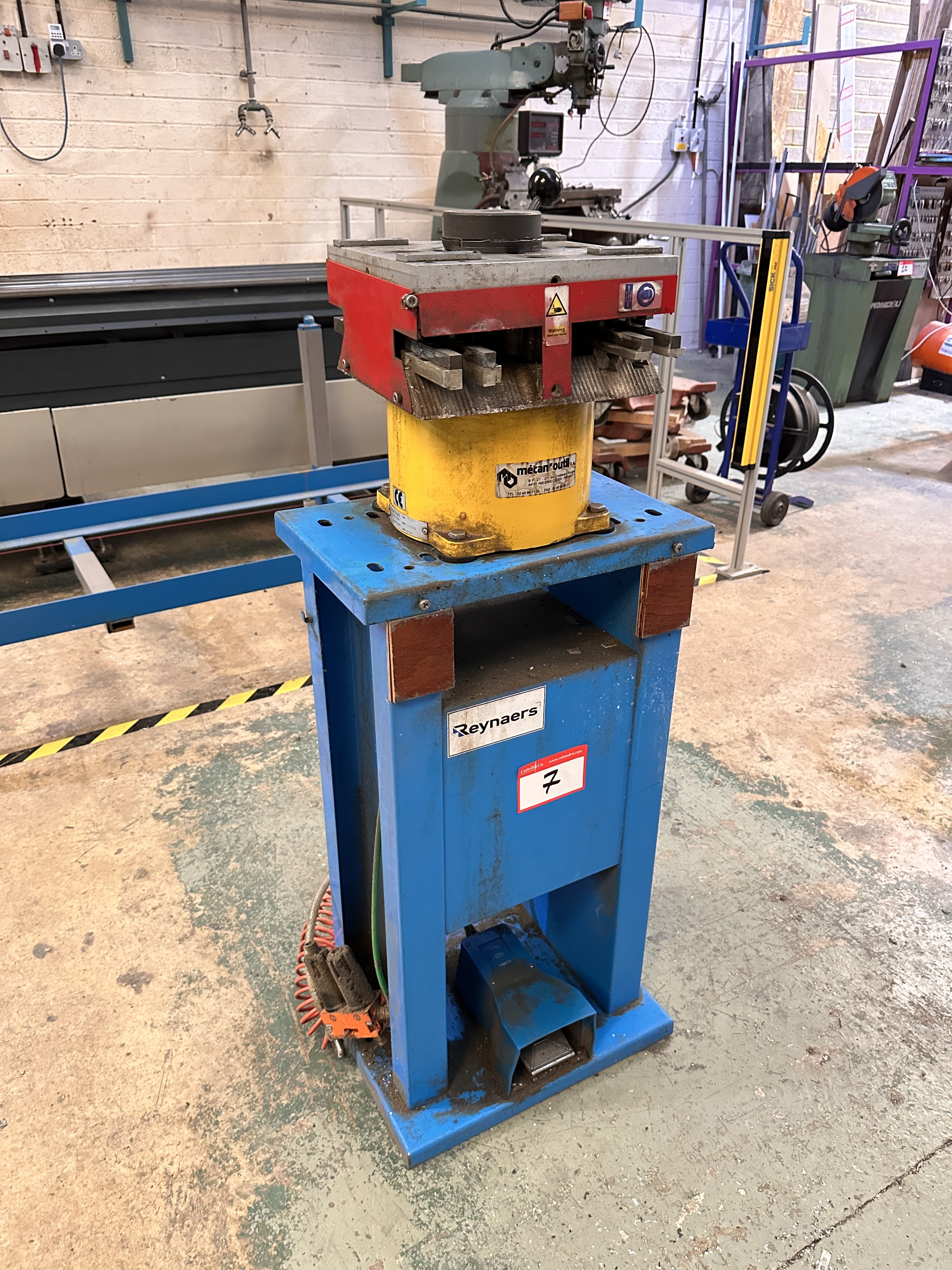 Reynaers Extrusion Clipping Press