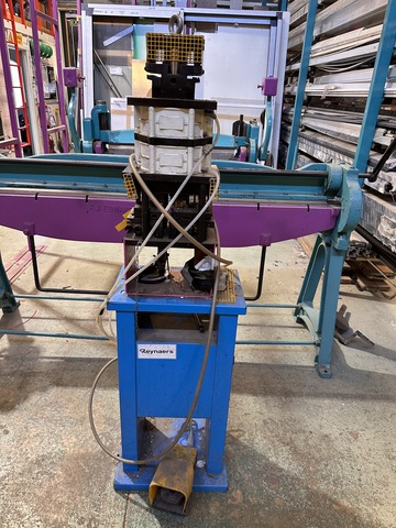 Reynaers Extrusion Clipping Press