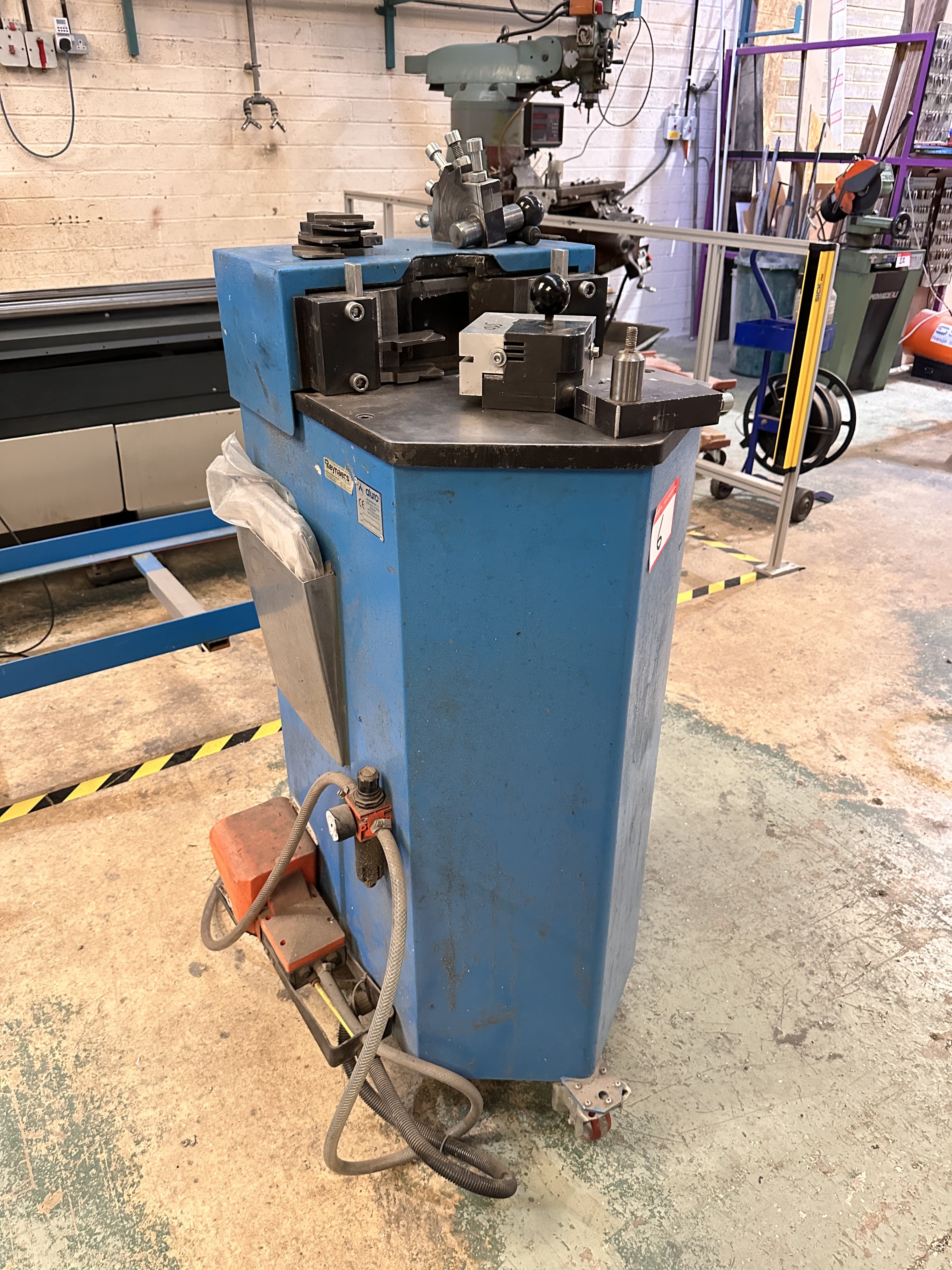 Aluro 95.30pn. 00 Aluminium Extrusion 90 deg Corner Crimper