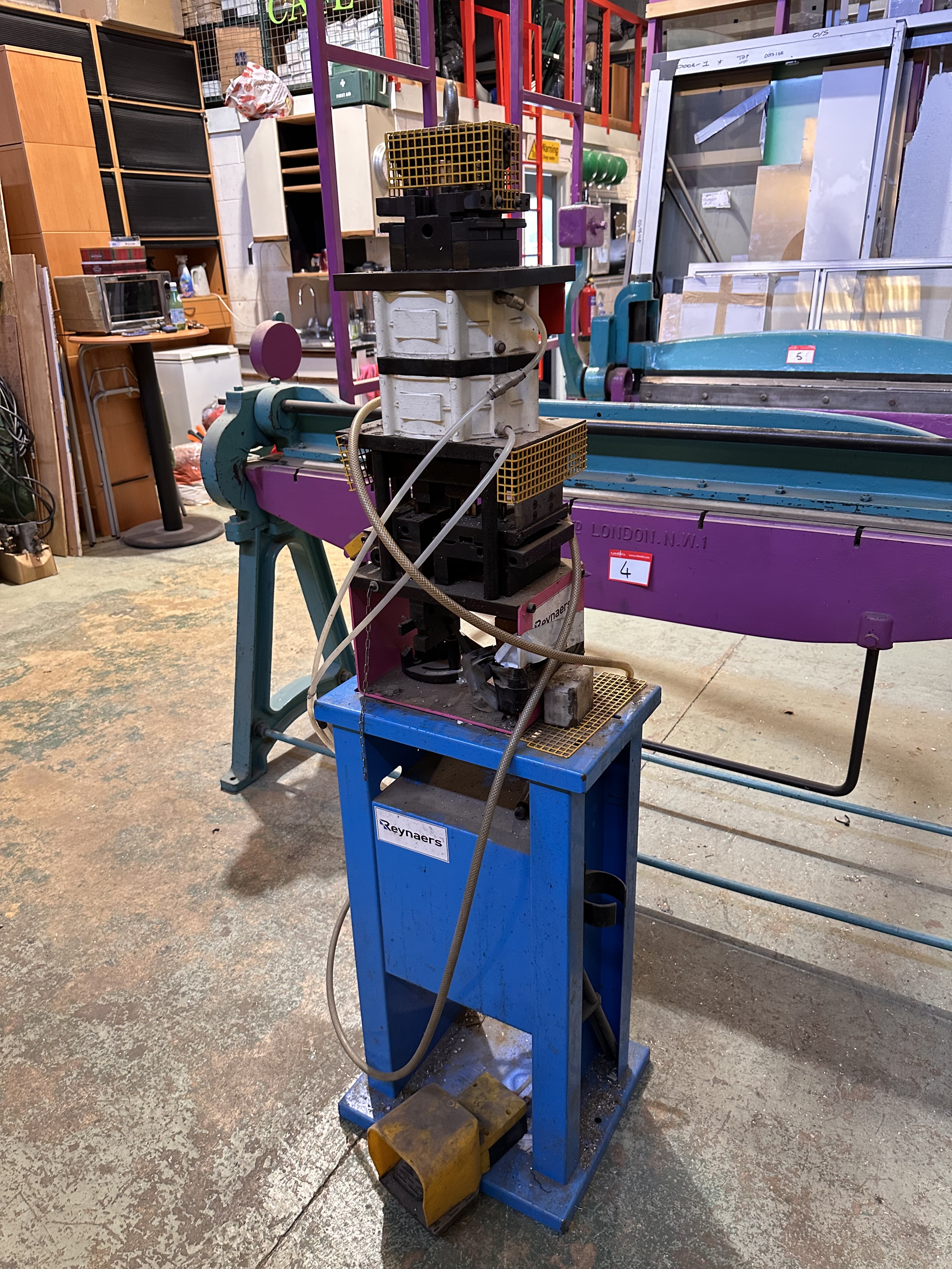 Reynaers Extrusion Clipping Press