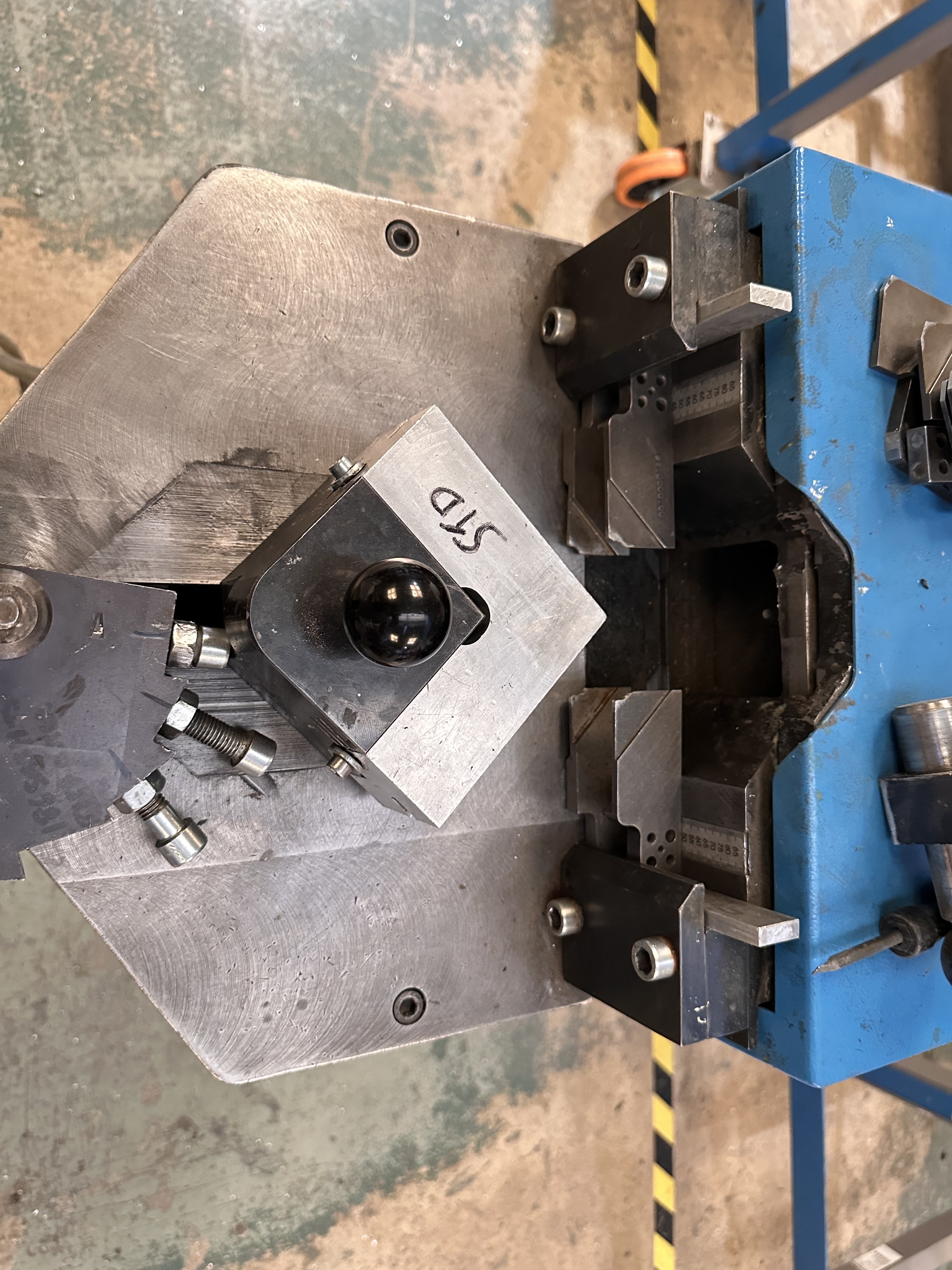 Aluro 95.30pn. 00 Aluminium Extrusion 90 deg Corner Crimper