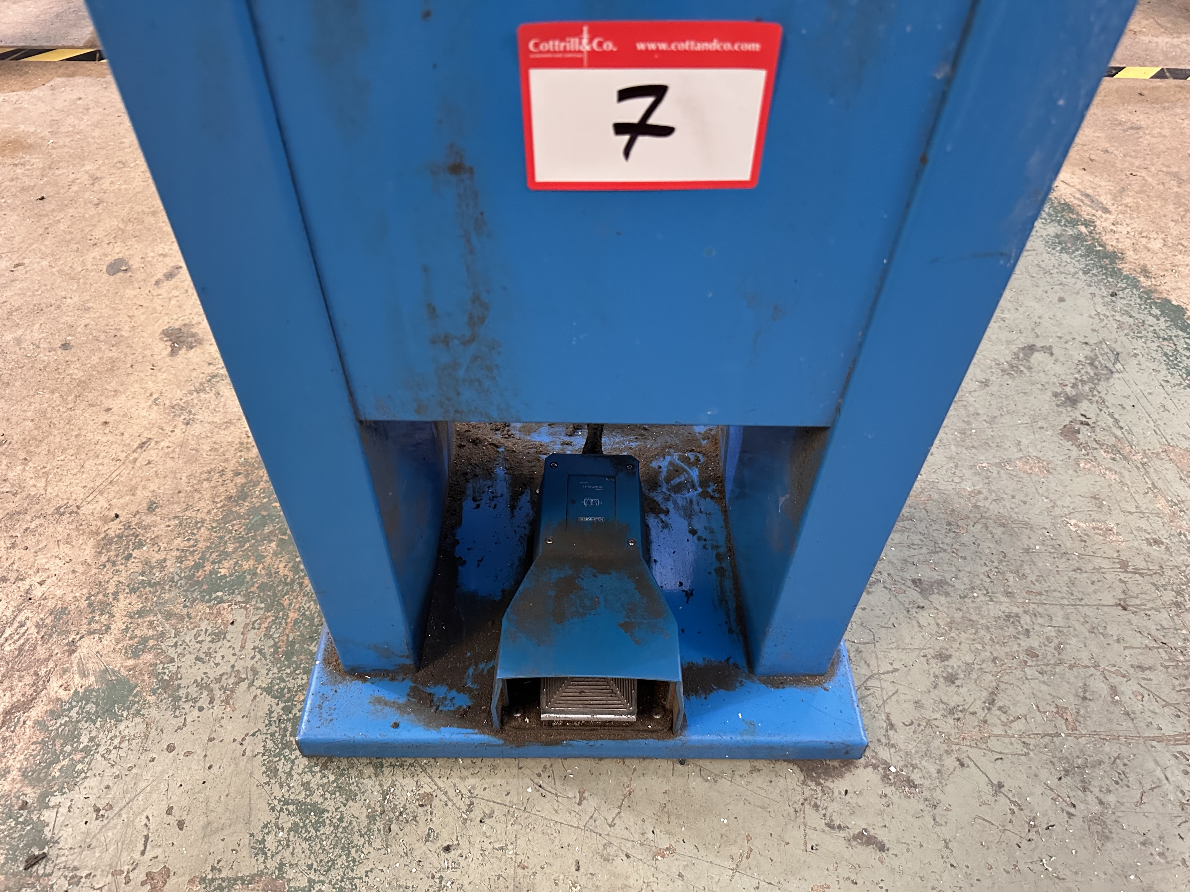 Reynaers Extrusion Clipping Press