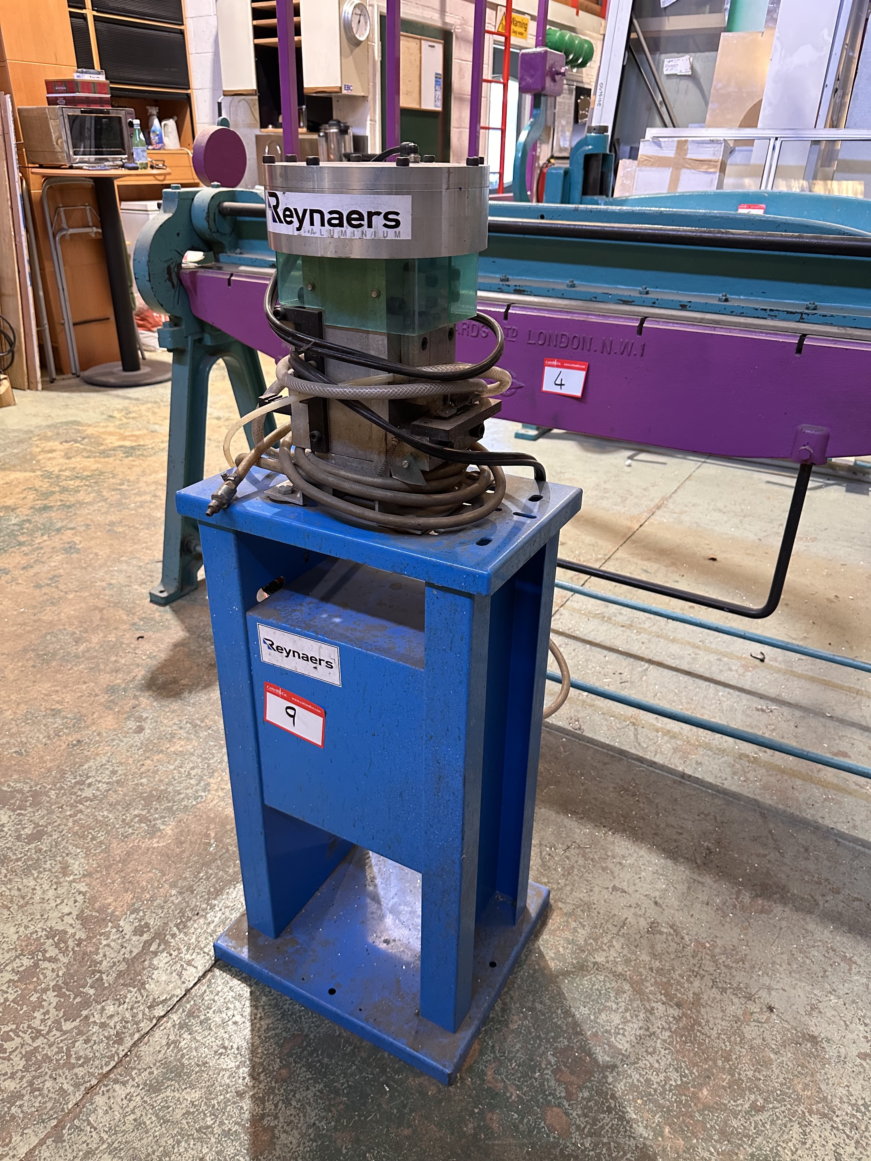 Reynaers Extrusion Clipping Press