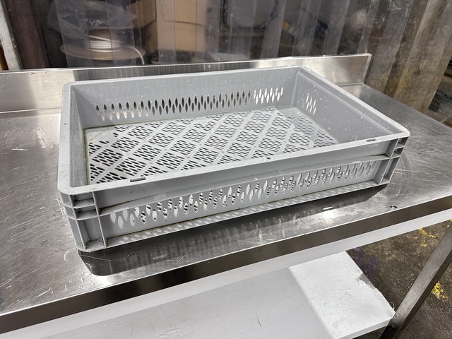 Qty of 200 Plastic Trays 600mm x 400mm x 110mm